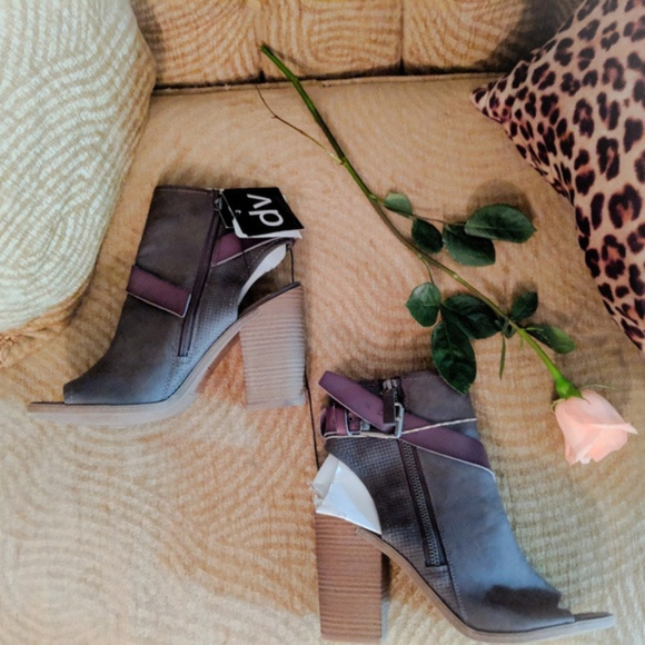 Dolce Vita Faux Leather Gray Ankle Booties - Picture 2 of 3